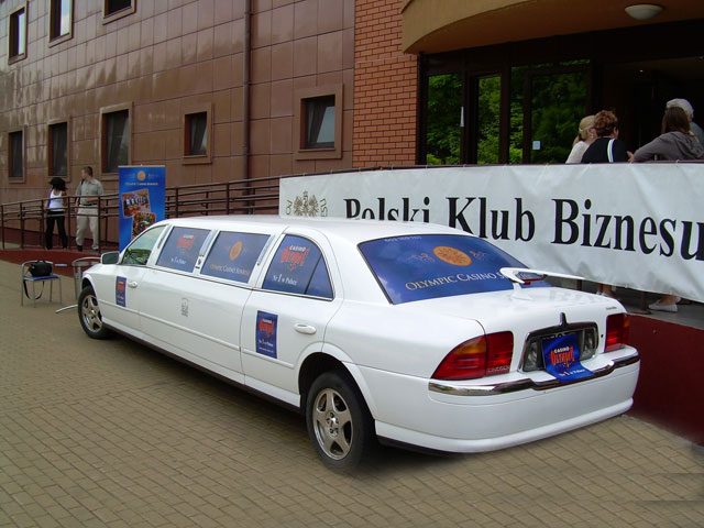 Biała limuzyna Lincoln podczas imprezy firmowej